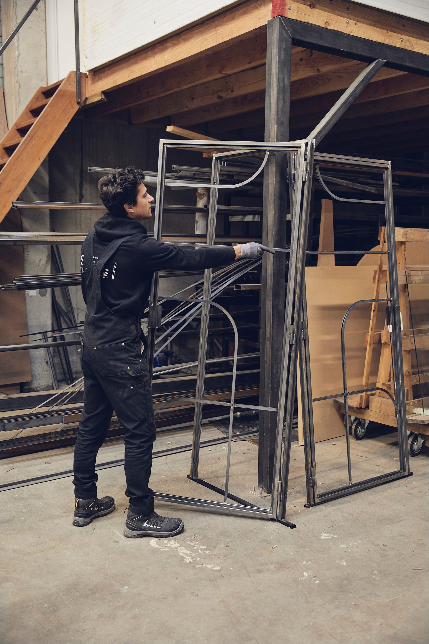 Charly de Steel Sauvage réalisant un chassis acier noir
