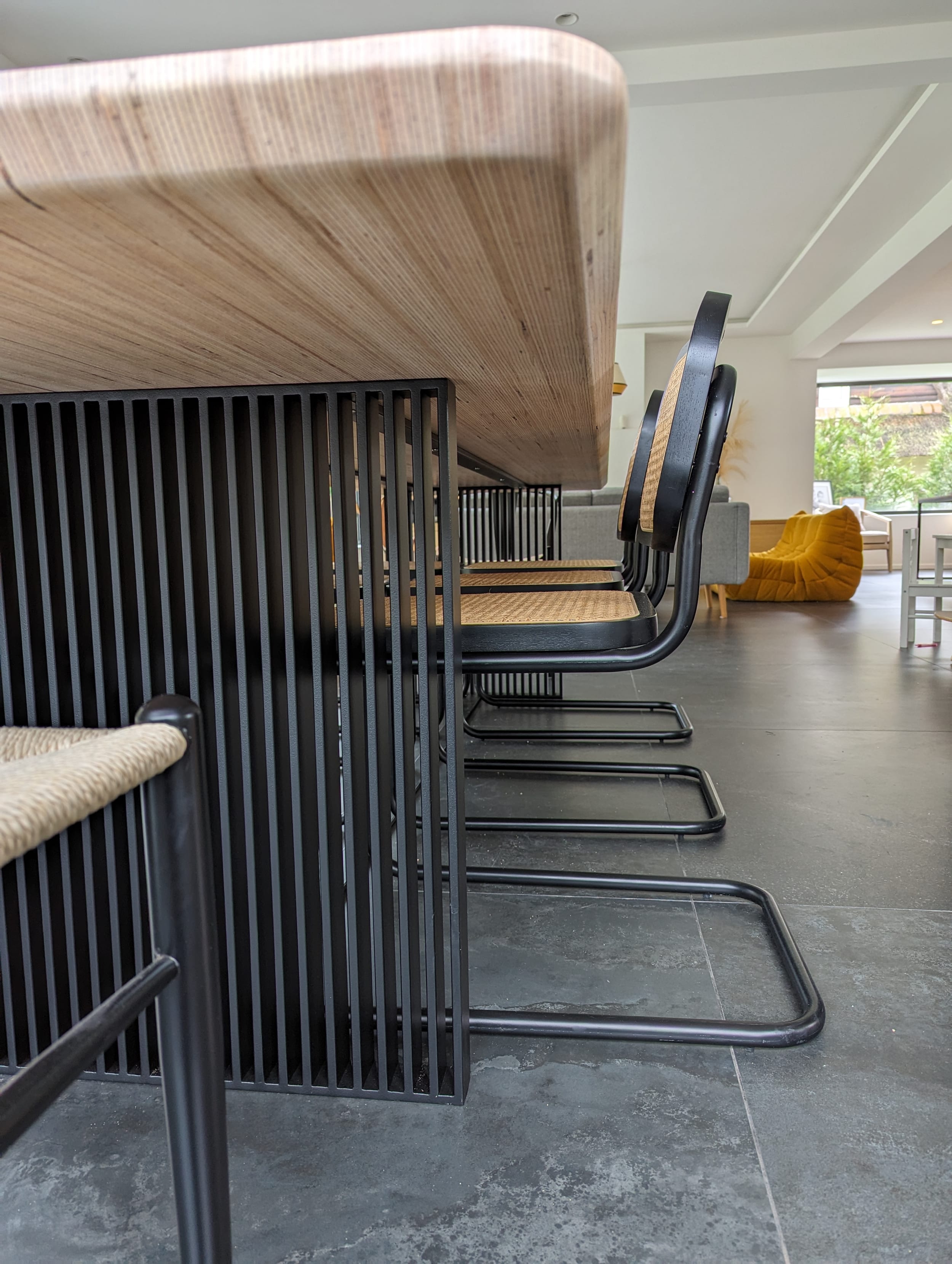 Table de salle à manger, pieds en acier et plateau en baubuche