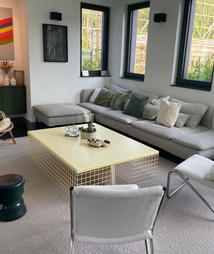 Table extérieur en acier arrondi