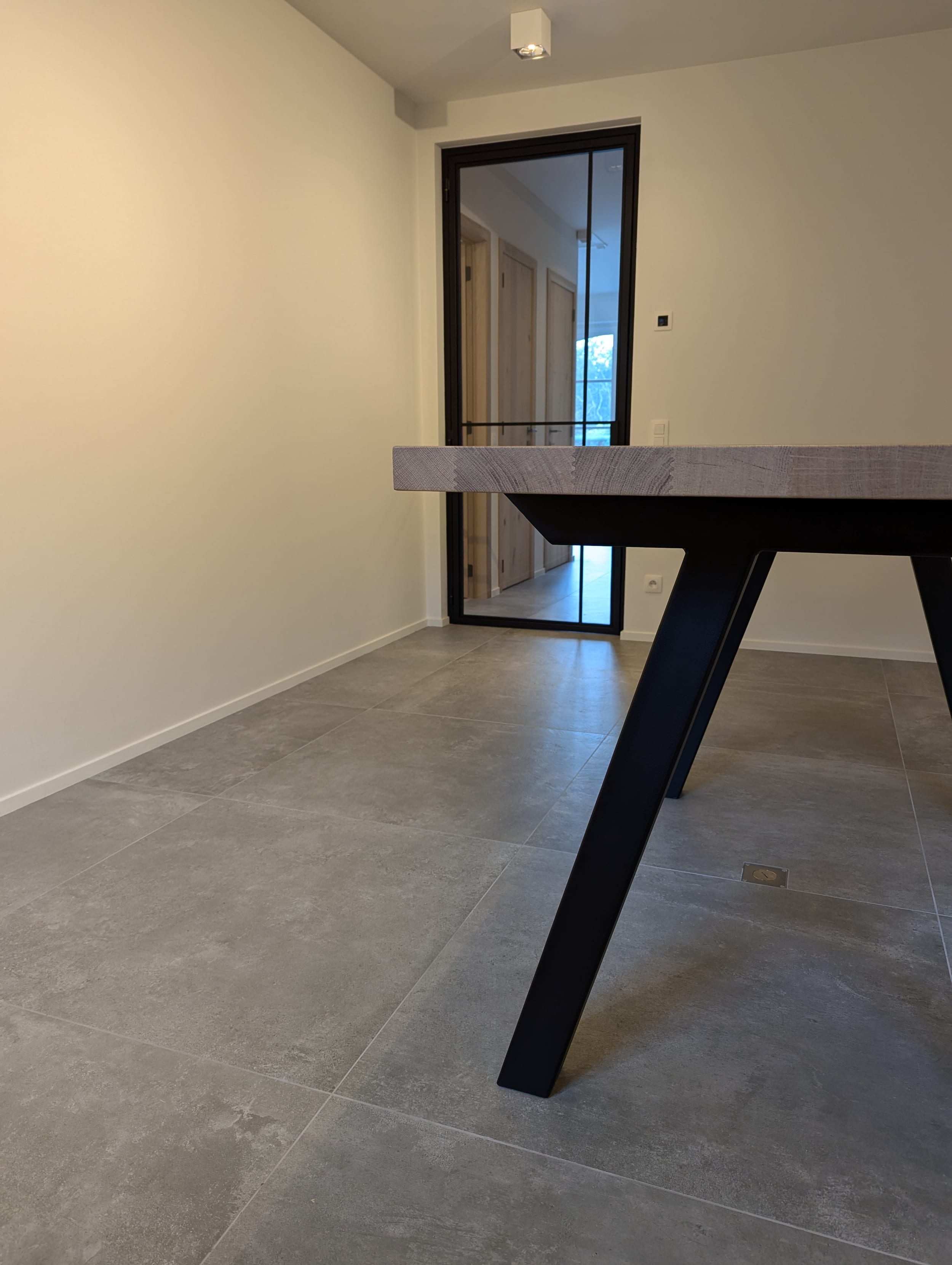 Porte en acier et table haut en acier thermolaqué
