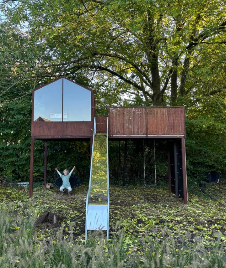 Cabane de jardin en acier corten et tobbogan en inox