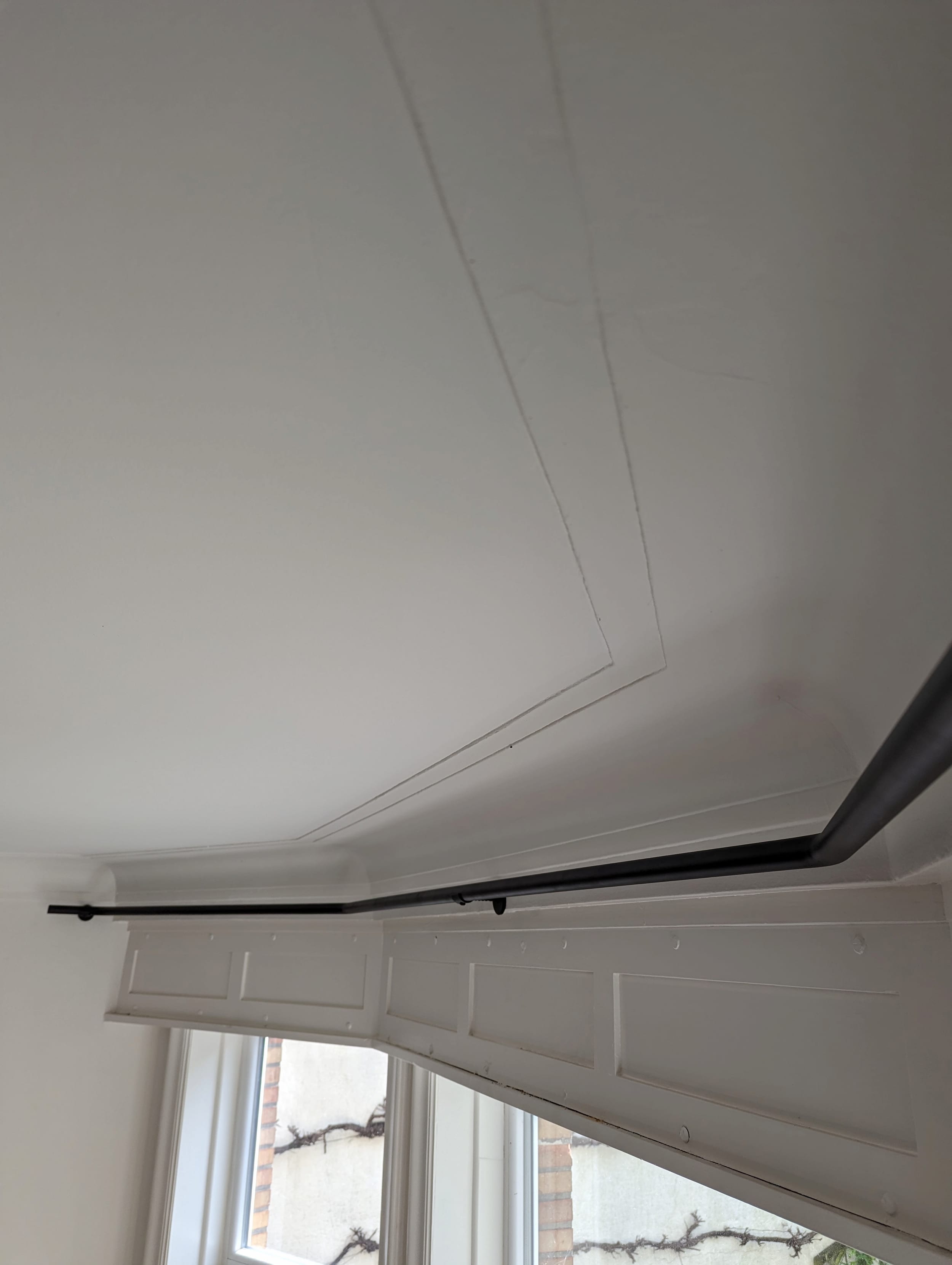 Cintrage et pose d'une barre de rideaux sur mesure