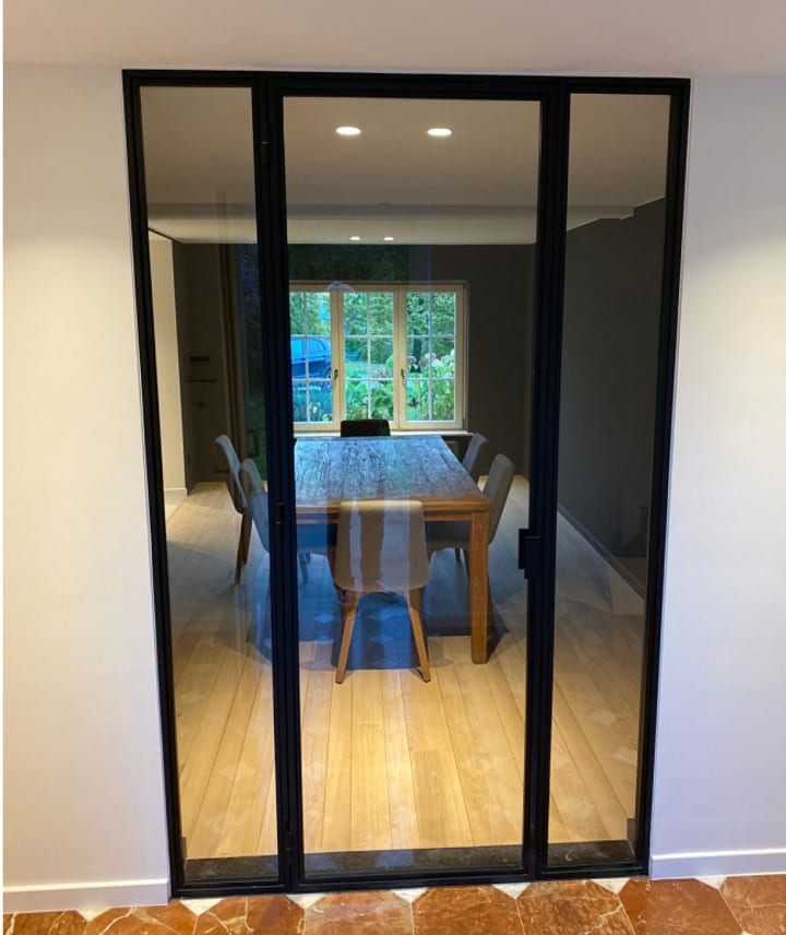Pose d'une porte simple avec ses deux parties fixes